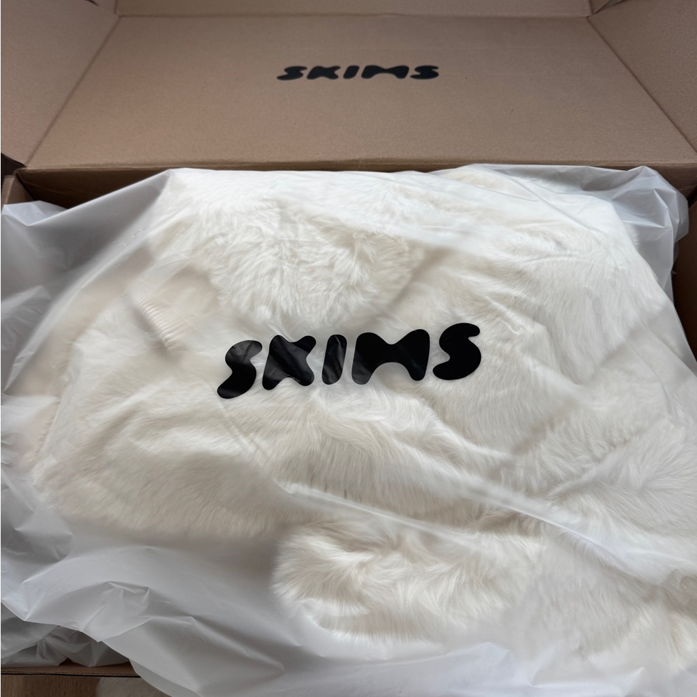 SKIMS Faux Fur zip up jacket - Picture 4 of 4